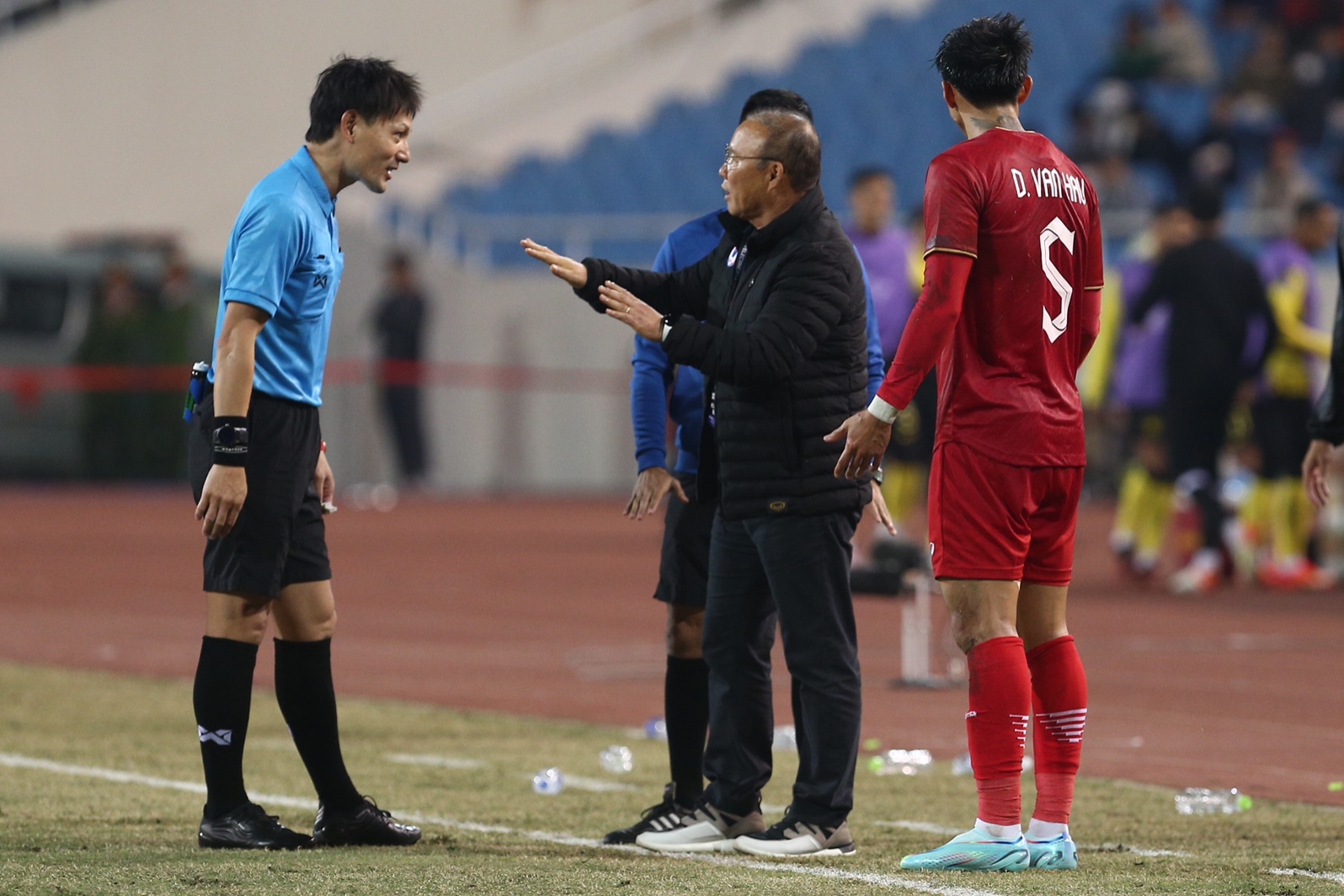 Văn Hậu phạm lỗi thô bạo, HLV Park Hang Seo cự cãi trọng tài - Ảnh 7.