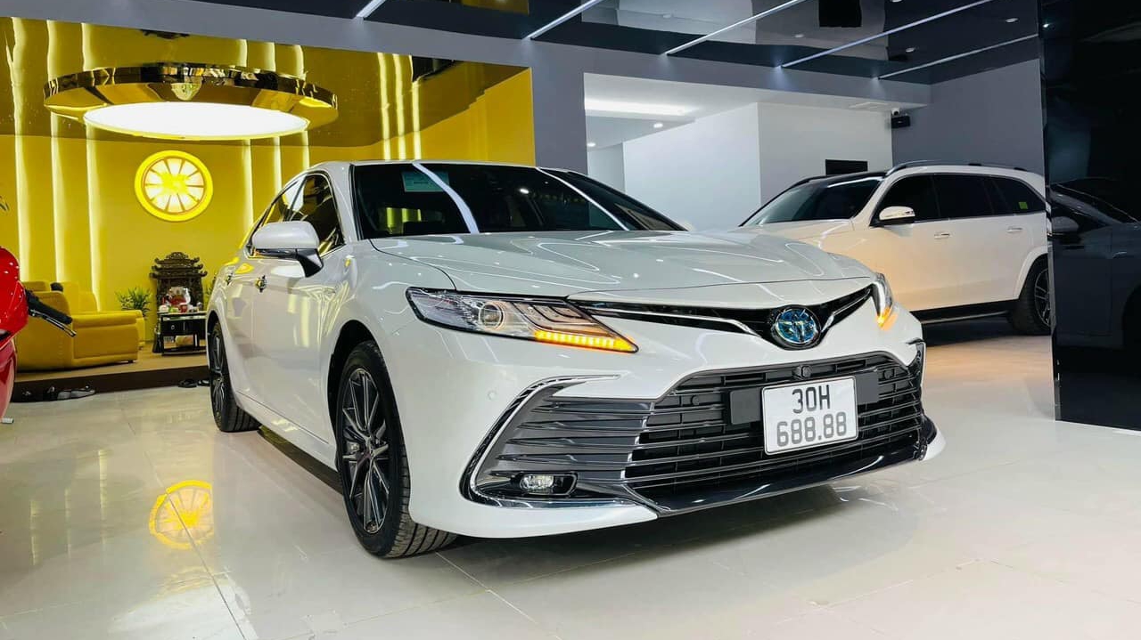Toyota Camry biển tứ quý 8 giảm giá 400 triệu sau 1 tháng: Giá mới vẫn ngang Lexus ES 'đập hộp'