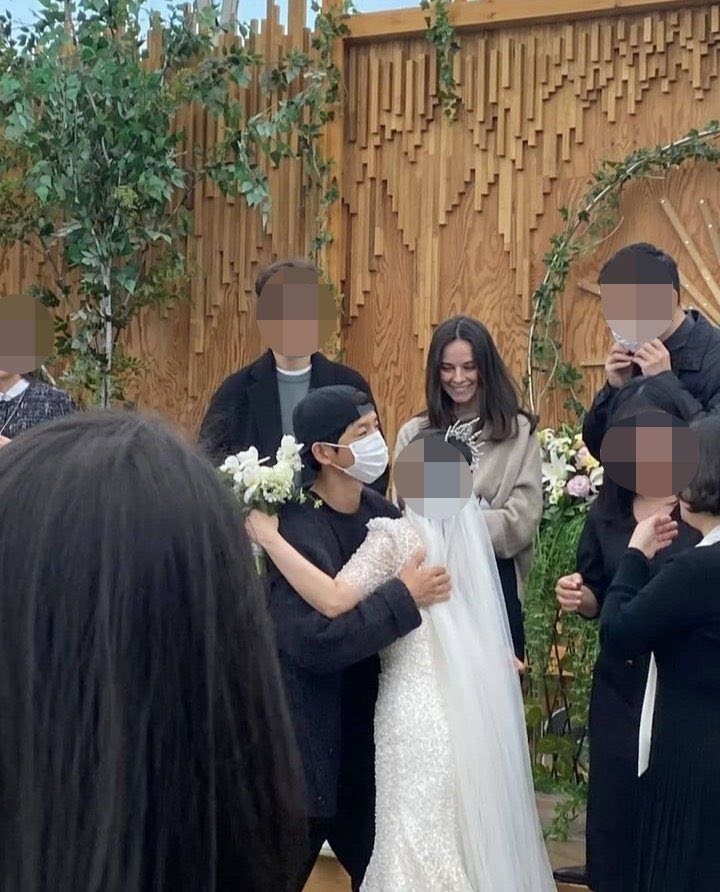 Visual bạn gái người Anh khi được Song Joong Ki đưa đi đám cưới: Lúc xinh át cả cô dâu, lúc lộ body cò hương và style khó đỡ - Ảnh 3.