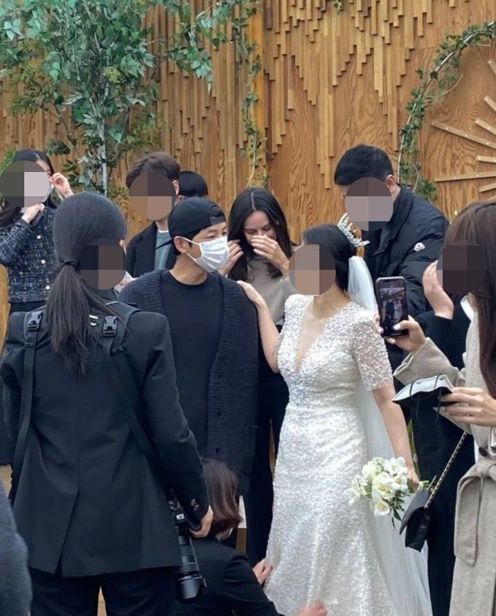 Visual bạn gái người Anh khi được Song Joong Ki đưa đi đám cưới: Lúc xinh át cả cô dâu, lúc lộ body cò hương và style khó đỡ - Ảnh 4.