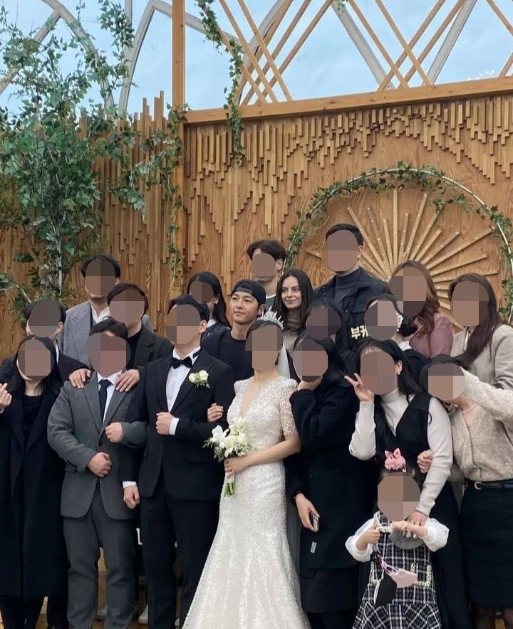 Visual bạn gái người Anh khi được Song Joong Ki đưa đi đám cưới: Lúc xinh át cả cô dâu, lúc lộ body cò hương và style khó đỡ - Ảnh 2.