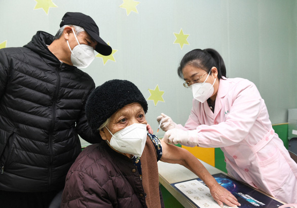 Nghi vấn 37 triệu người ở Trung Quốc đã mắc COVID-19 chỉ trong một ngày: Người dân săn lùng chanh vàng, đào, thuốc cổ truyền để chống dịch trước Tết - Ảnh 2.