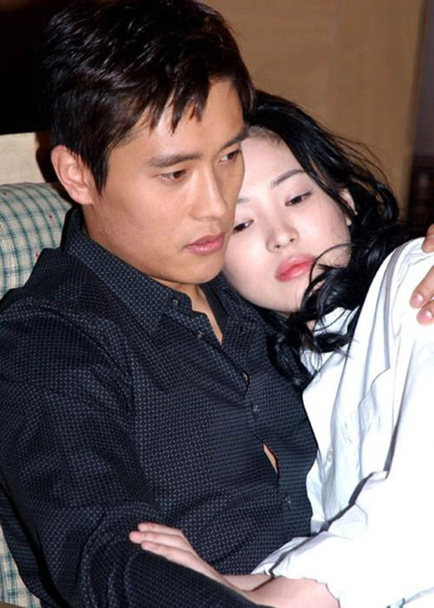 Số khổ như Song Hye Kyo: 2 lần tái xuất hoành tráng đều bị tình cũ Song Joong Ki - Lee Byung Hun phá đám với scandal tình ái - Ảnh 12.