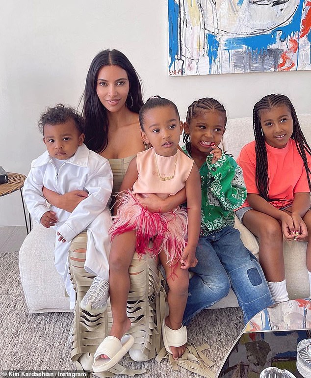 Sau ly hôn với Kanye West, Kim Kardashian vẫn muốn tái hôn và sinh con - Ảnh 2.