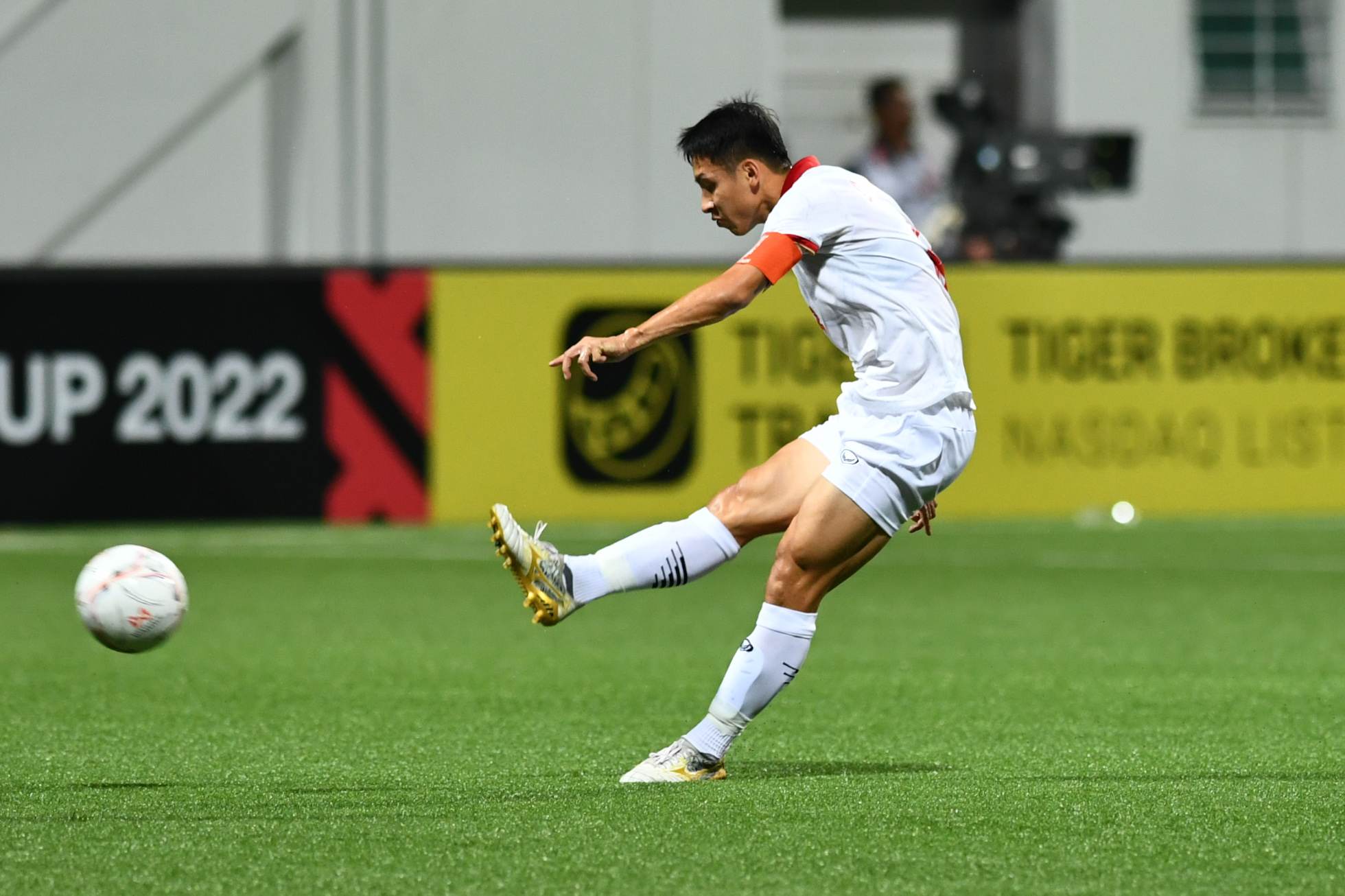Văn Thanh bị cầu thủ Singapore chơi xấu nhưng trọng tài không thổi phạt - Ảnh 8.