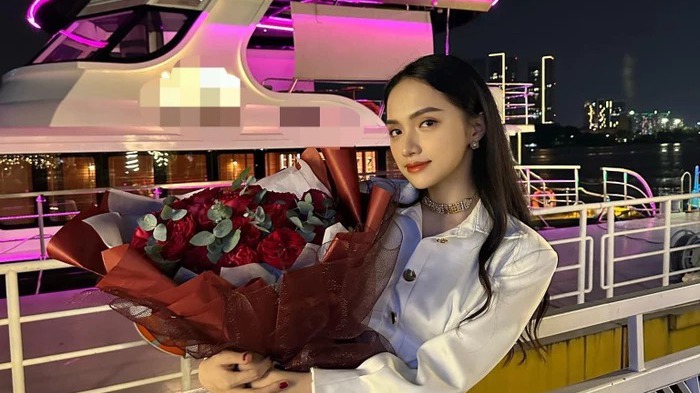 Chia tay Matt Liu, Hương Giang vẫn được nhận bó hồng lớn vào sinh nhật