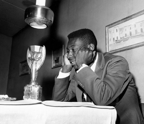 Pele ngắm nhìn chiếc cúp Jules Rimet cùa kỳ World Cup năm 1958