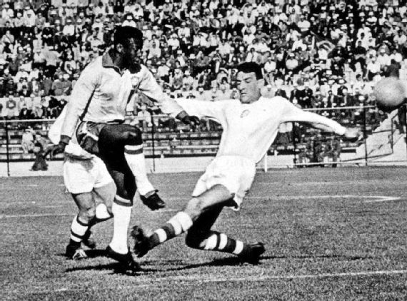 Khoảnh khắc này ghi lại hành động cuối cùng của Pele tại World Cup 1962 ở Chile, khi ông bị rách cơ đùi sau cú sút vào lưới Tiệp Khắc. Trận đấu vòng bảng đó kết thúc với tỷ số 0–0, nhưng Brazil đã đánh bại Czech trong trận chung kết với chiến thắng 3–1
