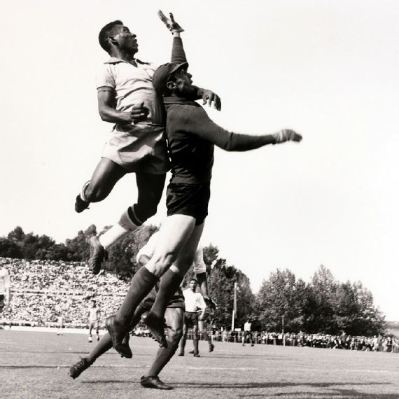 Pele có khả năng bật nhảy đáng kinh ngạc đến mức có thể nhảy cao hơn cả cánh tay dang rộng của thủ môn. Đây là khoảnh khắc ông đánh đầu cận thành trong một trận giao hữu quốc tế năm 1963, mặc dù Brazil đã nhận thất bại 0-1 trước Bồ Đào Nha