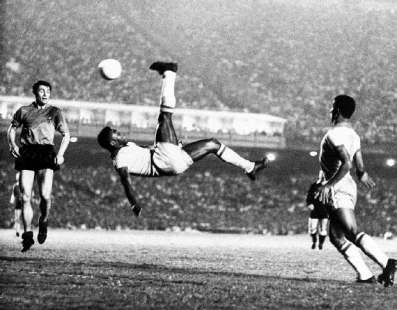 Pele thực tế đã được cấp bằng sáng chế cho cú đá xe đạp chổng ngược mang tính biểu tượng. Trong trận giao hữu năm 1965, ông đã lập một hat-trick vào lưới Bỉ giúp Brazil giành chiến thắng với tỷ số 5-0