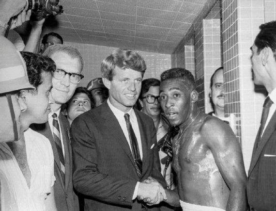 Thượng nghị sĩ Robert Kennedy chớp lấy cơ hội chụp ảnh với Pele sau một trận đấu ở Rio de Janeiro năm 1965