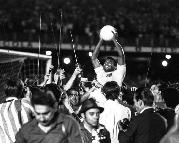 Pele không chỉ là một siêu sao của ĐT Brazil. Ông đã chơi cho Santos FC trong 16 năm, và tại đây Pele được người hâm mộ tung hô sau khi ghi bàn thắng thứ 100 vào ngày 19 tháng 11 năm 1969 tại Maracana ở Rio de Janeiro