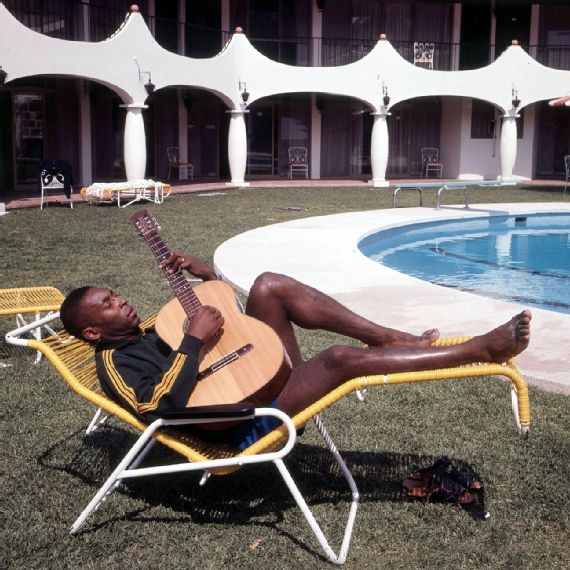 Nằm dài bên hồ bơi tại khách sạn của mình ở Mexico trong thời gian diễn ra World Cup 1970, Pele đã chơi ghi-ta. Brazil đã vô địch trong giải đấu được cho là một trong những giải World Cup hay nhất từ trước đến nay.