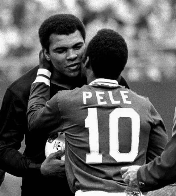 Hai trong số những cái ôm tuyệt vời nhất từng có. Vào ngày 1 tháng 10 năm 1977, tại buổi lễ vinh danh trận đấu cuối cùng của Pele với Cosmos tại sân vận động Giants, Muhammad Ali nói: “Bóng đá đẹp hơn quyền anh, nhưng tôi đẹp trai hơn cậu&quot;.