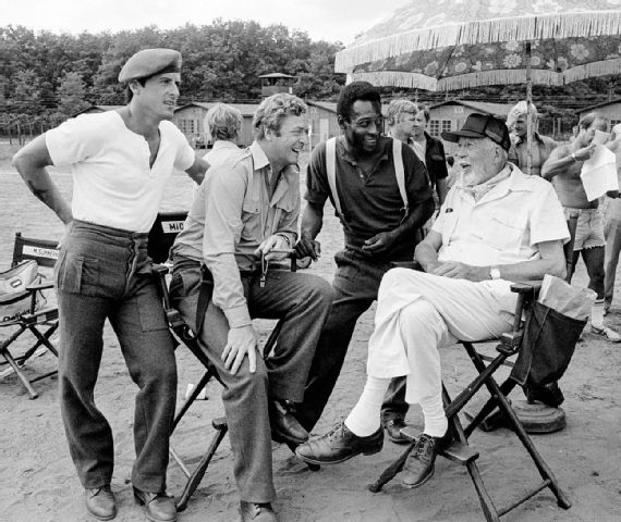Trên phim trường &quot;Victory&quot; năm 1980, Pele đóng vai chính trong một bộ phim về Thế chiến thứ hai do John Huston đạo diễn kể về các tù binh sắp xếp một cuộc vượt ngục sau một trận đấu bóng đá với quân Đức