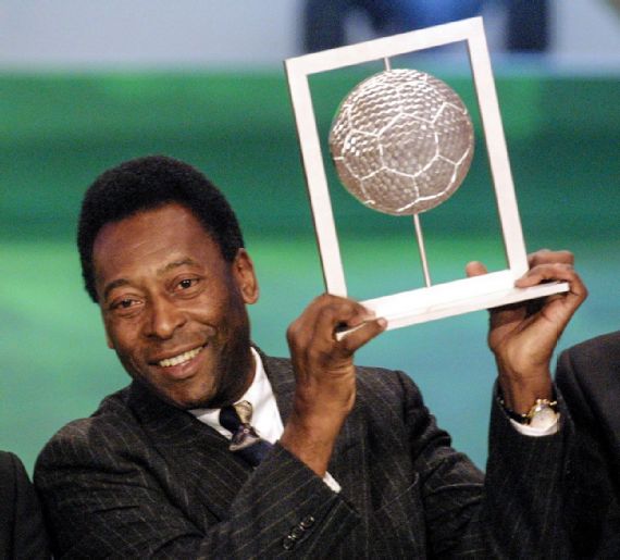 FIFA đã vinh danh Pele với giải thưởng &quot;Cầu thủ của thế kỷ&quot; tại buổi dạ tiệc vào ngày 11 tháng 12 năm 2000.