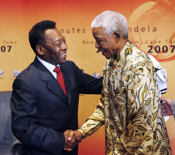 Pele bắt tay với cựu Tổng thống Nam Phi Nelson Mandela tại Johannesburg, Nam Phi, vào ngày 17 tháng 7 năm 2007. Lúc đó, Mandela đã 89 tuổi và có trận đấu &quot;90 phút cho Mandela&quot; diễn ra ở Cape Town.