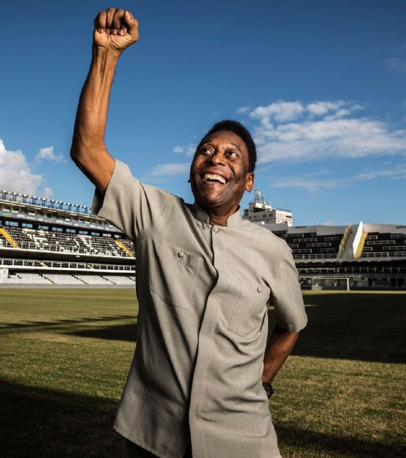 Tại một buổi chụp hình ở Santos, Brazil, vào ngày 25 tháng 4 năm 2014, Pele tái hiện màn ăn mừng nổi tiếng của ông trong trận chung kết World Cup 1970