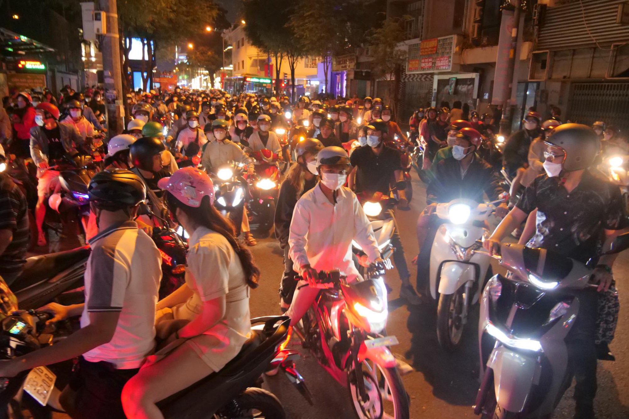 Phố đi bộ Nguyễn Huệ trước thời khắc countdown đón 2023: Đông chưa từng thấy, giới trẻ 