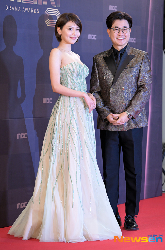 Thảm đỏ MBC Drama Awards 2022: Bộ đôi Yoona - Sooyoung (SNSD) hóa nữ thần, Hyeri (Reply 1988) lột xác cùng Lee Jong Suk dẫn đầu đoàn sao - Ảnh 3.