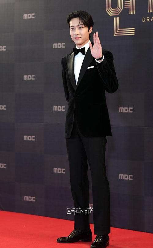 Thảm đỏ MBC Drama Awards 2022: Bộ đôi Yoona - Sooyoung (SNSD) hóa nữ thần, Hyeri (Reply 1988) lột xác cùng Lee Jong Suk dẫn đầu đoàn sao - Ảnh 24.