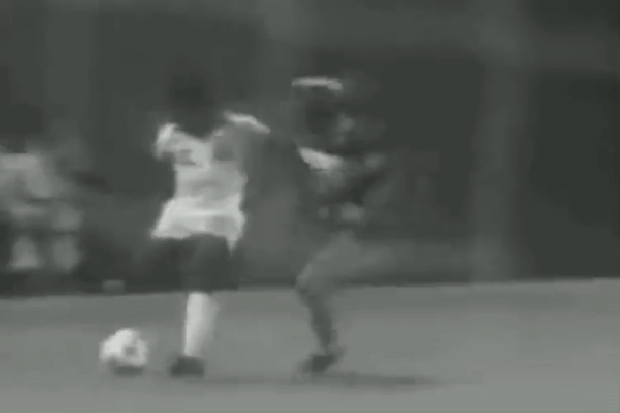 Động tác kỹ thuật thương hiệu của Ronaldo được Pele thực hiện từ... 50 năm trước
