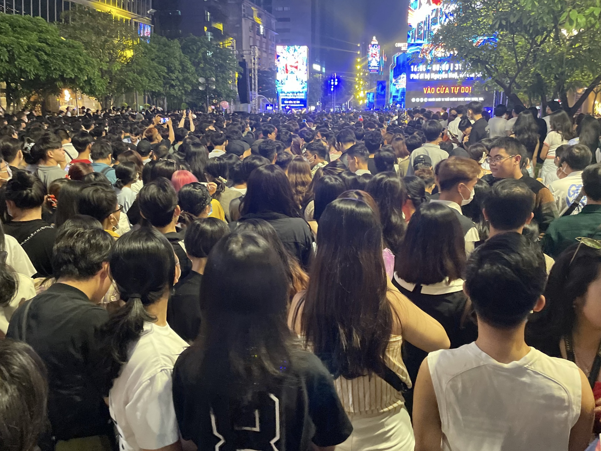 CLIP: Hàng nghìn người trẻ chen chúc, xếp hàng chật kín phố đi bộ Nguyễn Huệ từ 2 giờ trưa chờ countdown - Ảnh 4.