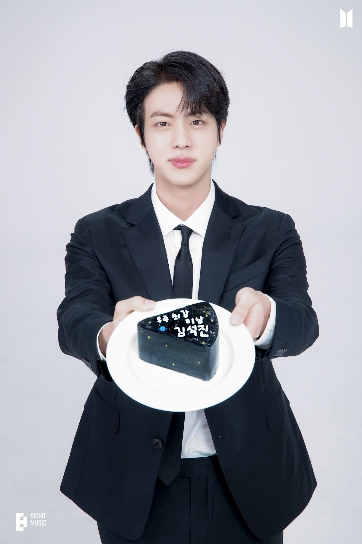 Soobin TXT mượn Jin chiếc mũ bánh sinh nhật để ăn mừng sinh nhật