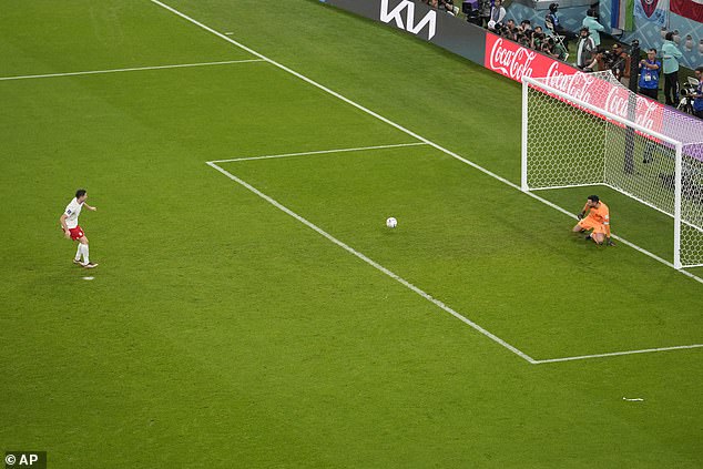 Chuyên gia kinh ngạc trước kỹ thuật sút penalty của Lewandowski - Ảnh 3.