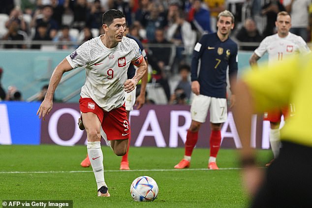 Chuyên gia kinh ngạc trước kỹ thuật sút penalty của Lewandowski - Ảnh 2.