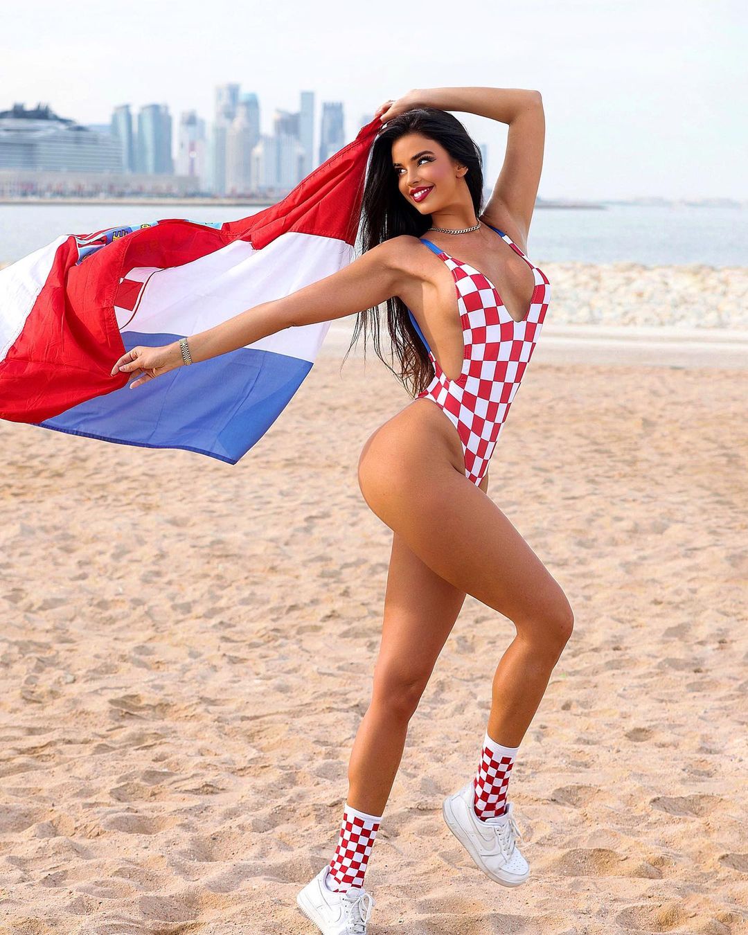 Fan nữ hot nhất World Cup đăng ảnh tiếp lửa cho ĐT Croatia - Ảnh 3.