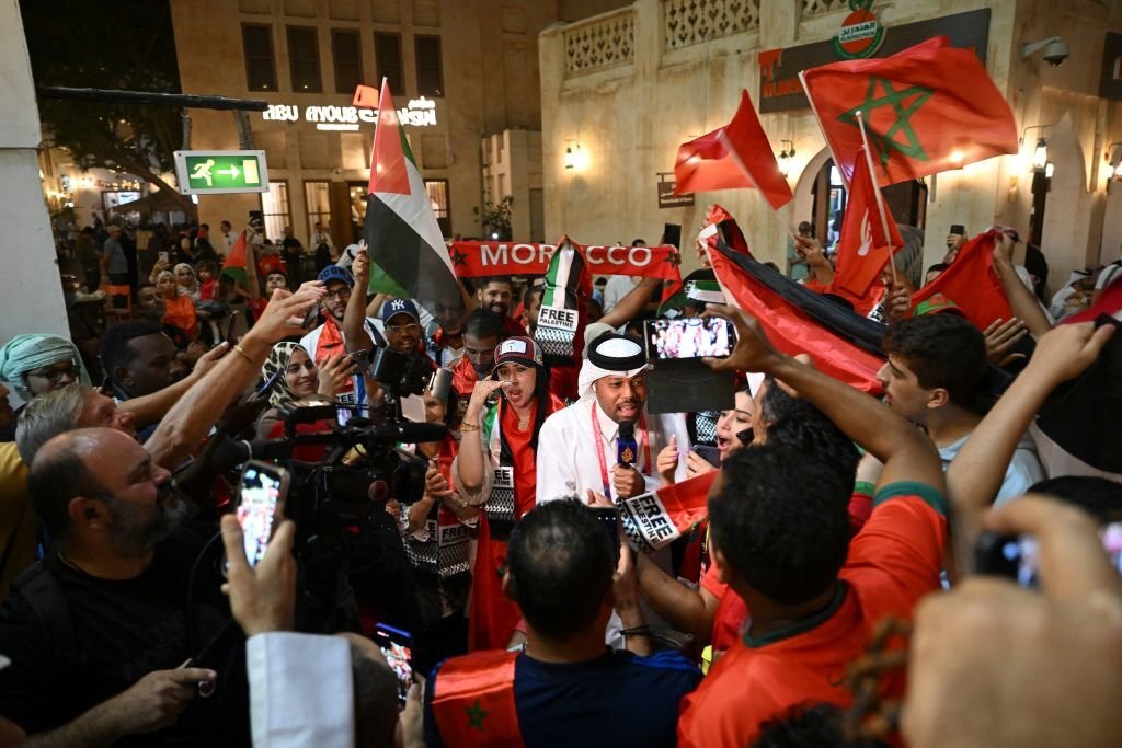 Fan 'đi bão' khắp châu Âu mừng Ma rốc lần đầu vào tứ kết World Cup