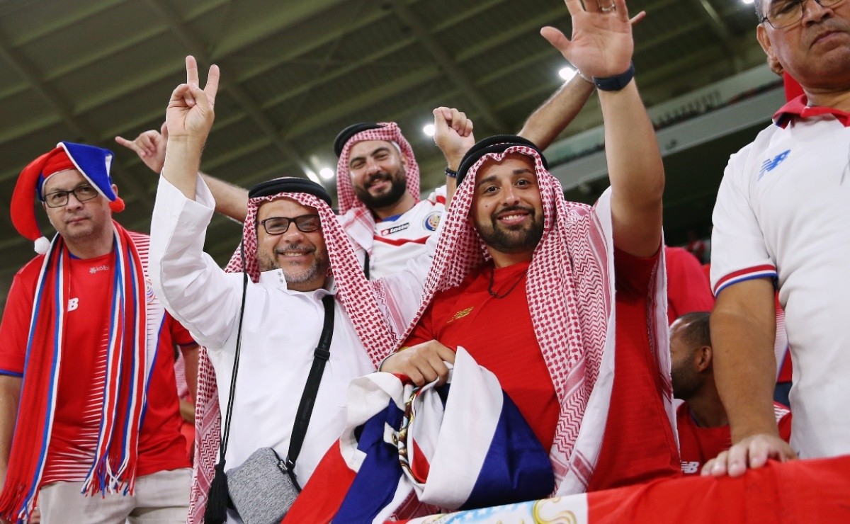 Chiếc mũ biểu tượng tô điểm khán đài mùa World Cup: Mang ý nghĩa đặc biệt, giúp phá vỡ định kiến bấy lâu về đất nước Trung Đông - Ảnh 2.