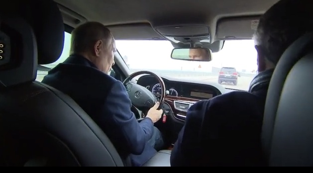 Tín hiệu từ hình ảnh ông Putin lái xe qua cây cầu Crimea - Ảnh 1.