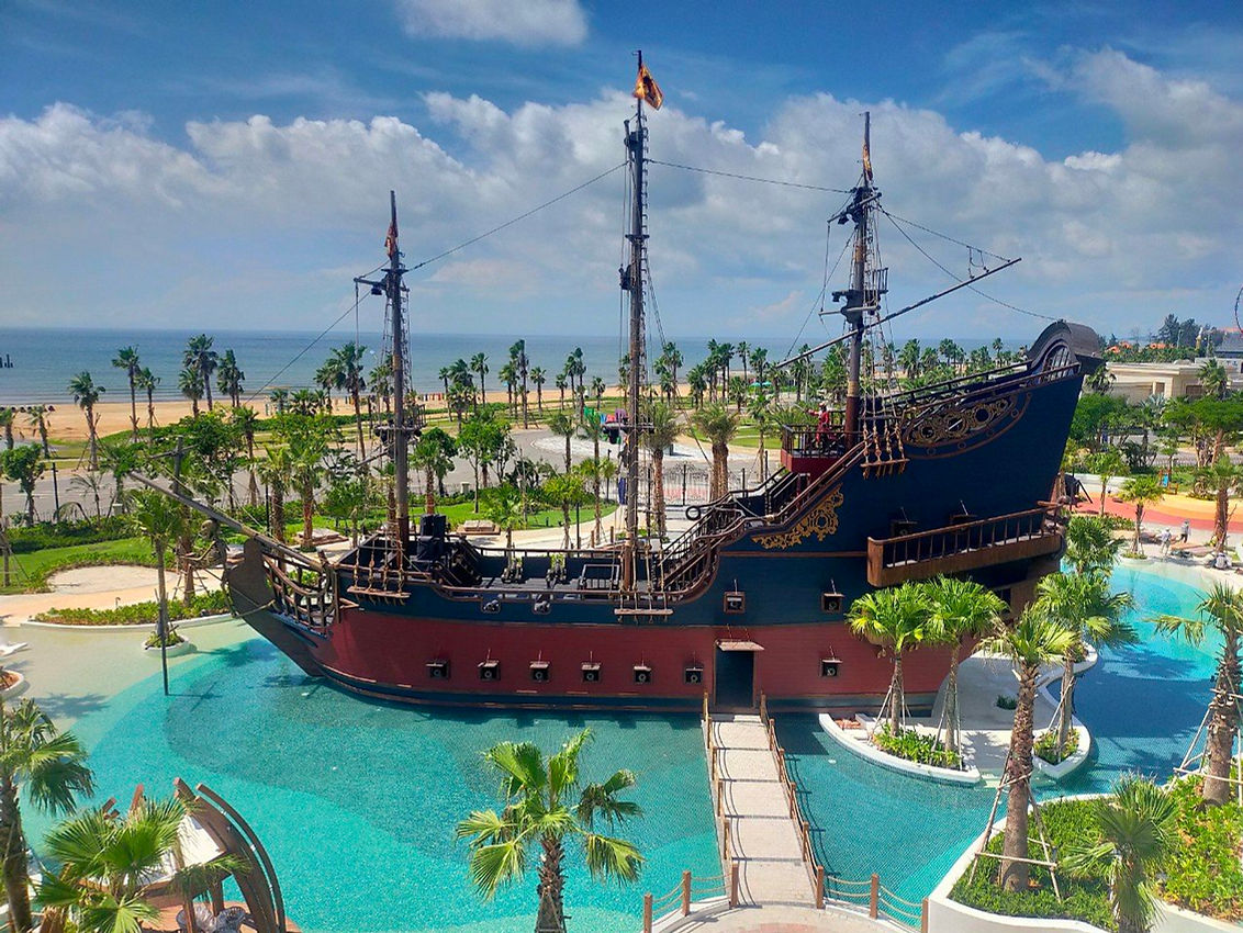 Khách sạn thiết kế độc đáo: Lấy cảm hứng từ lâu đài Port Royal - thủ phủ của cướp biển vùng Caribbean, có mô hình tàu Queen Anne’s Revenge lừng lững nằm trên hồ Lagoon - Ảnh 2.