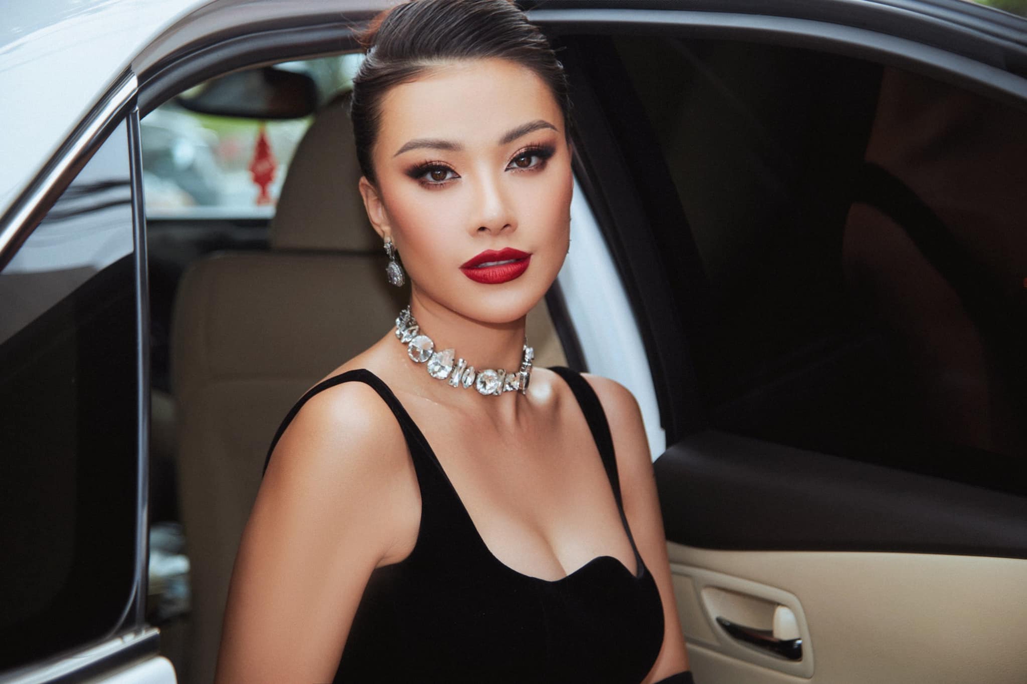 Á hậu Kim Duyên 3 năm sau Hoa hậu Hoàn vũ Việt Nam 2019: Đoạt danh hiệu lớn ở quốc tế nhưng vẫn bị nhắc lùm xùm học vấn - Ảnh 2.