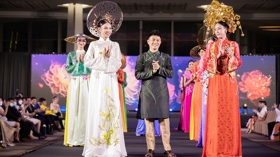 Hoa hậu Thùy Tiên đội mấn 10kg diễn vedette BST lụa của NTK Ngô Nhật Huy