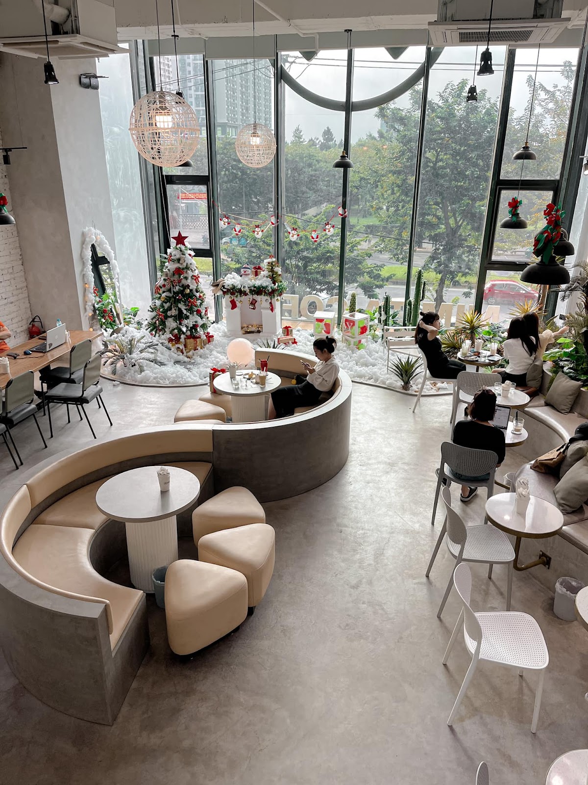 4 quán cà phê “sang-xịn” để tận hưởng không khí mùa Noel tại Hà Nội: Trang hoàng rực rỡ, không gian như trời Tây - Ảnh 10.