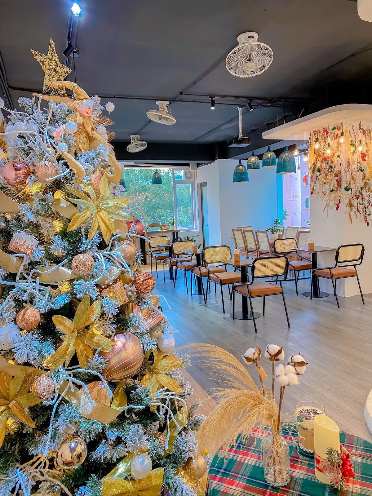 4 quán cà phê “sang-xịn” để tận hưởng không khí mùa Noel tại Hà Nội: Trang hoàng rực rỡ, không gian như trời Tây - Ảnh 2.