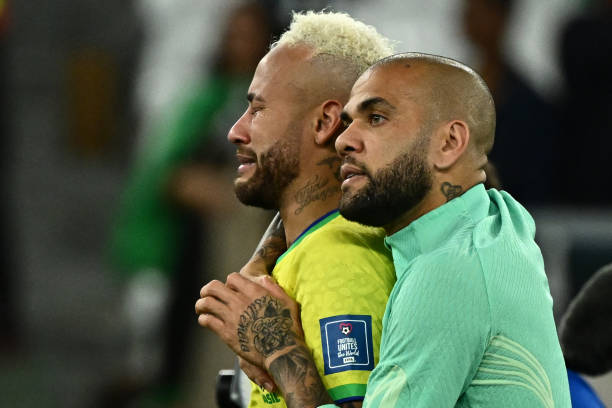 Neymar gục đầu, khóc nức nở sau khi Brazil thua Croatia - Ảnh 2.
