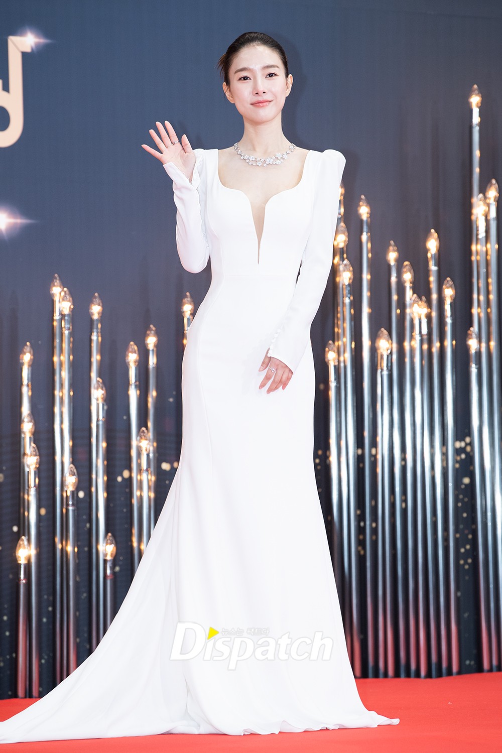 Thảm đỏ KBS Drama Awards: Seohyun và nàng cháo Vườn Sao Băng sắc vóc tuyệt mỹ đè bẹp Krystal, Ha Ji Won - D.O. (EXO) dẫn đầu đoàn sao váy áo lộng lẫy - Ảnh 4.
