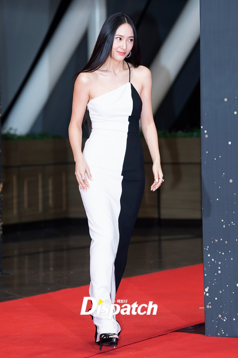 Thảm đỏ KBS Drama Awards: Seohyun và nàng cháo Vườn Sao Băng sắc vóc tuyệt mỹ đè bẹp Krystal, Ha Ji Won - D.O. (EXO) dẫn đầu đoàn sao váy áo lộng lẫy - Ảnh 7.