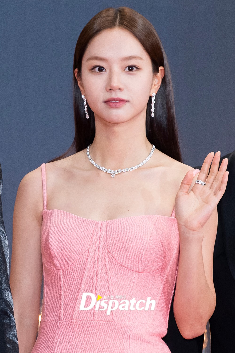 Thảm đỏ KBS Drama Awards: Seohyun và nàng cháo Vườn Sao Băng sắc vóc tuyệt mỹ đè bẹp Krystal, Ha Ji Won - D.O. (EXO) dẫn đầu đoàn sao váy áo lộng lẫy - Ảnh 12.