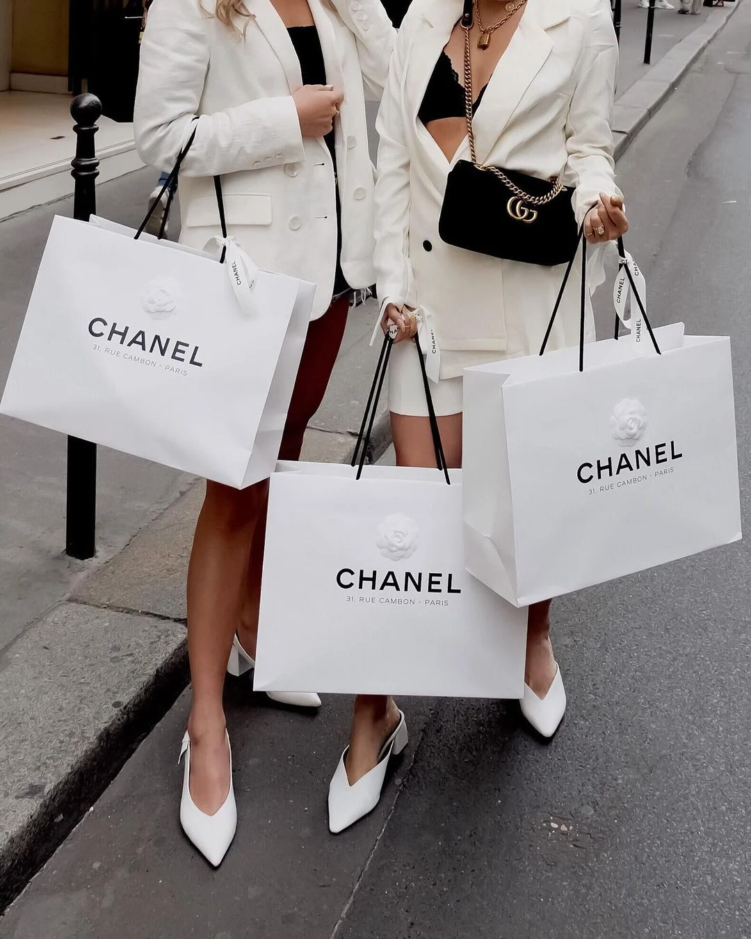 Lợi ích không ngờ từ Chanel tăng giá: Minh tinh &quot;chị Tư&quot; bán túi cũ đủ lo vụ ly hôn triệu đô - Ảnh 1.