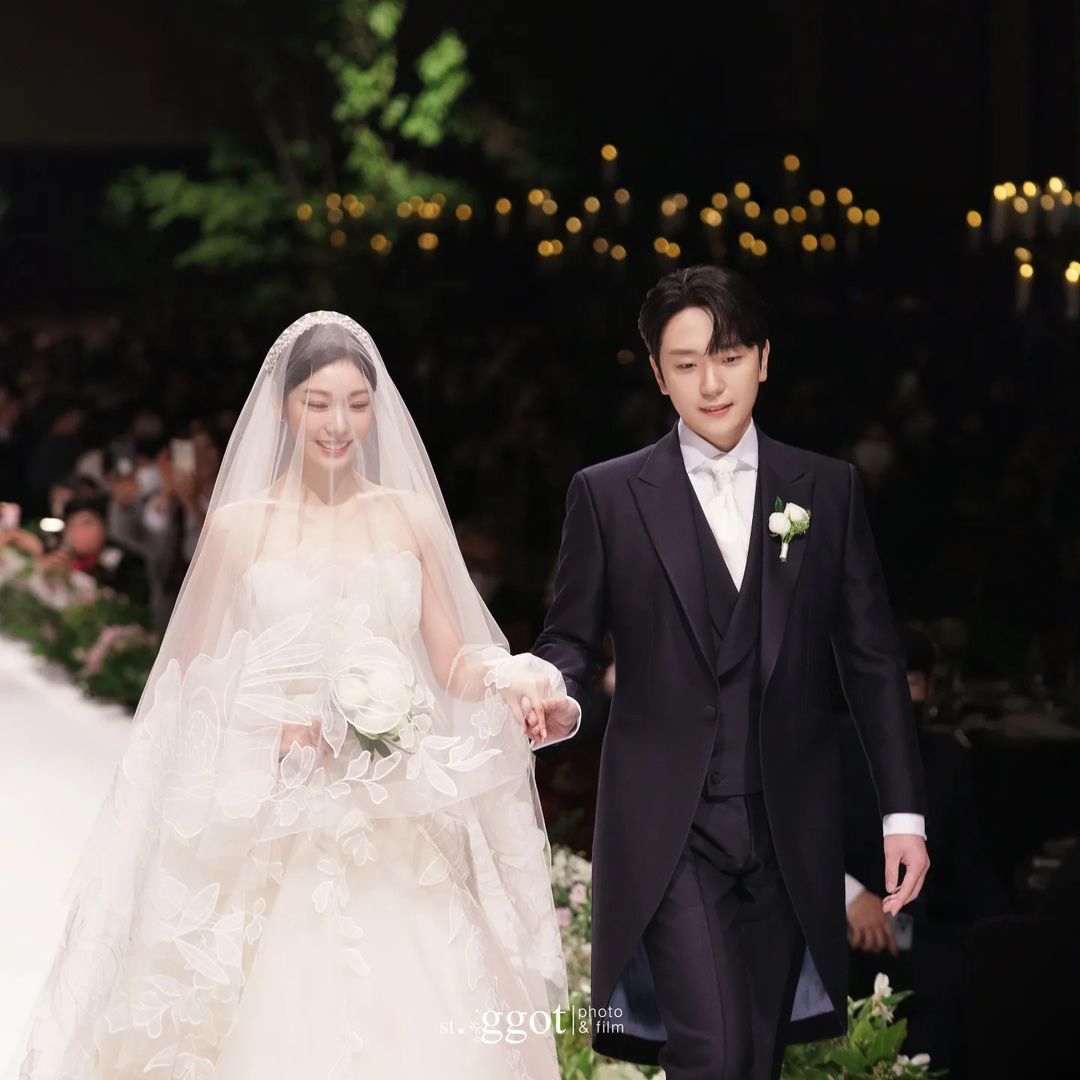 Mãn nhãn trước năm 2022 ngập &quot;hoa tươi&quot; của dàn sao xứ Hàn: Son Ye Jin - Hyun Bin hoàn thành “chỉ tiêu” trong 1 năm, Jiyeon có lễ cưới như mơ - Ảnh 14.