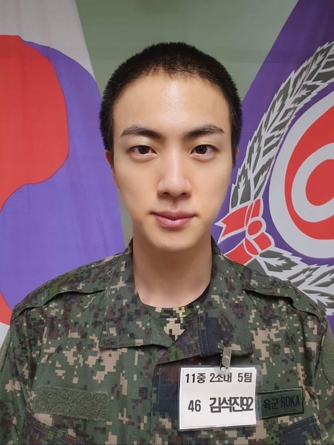 Jin BTS 'khoe dáng' người lính oai phong trong quân ngũ - Ảnh 2.