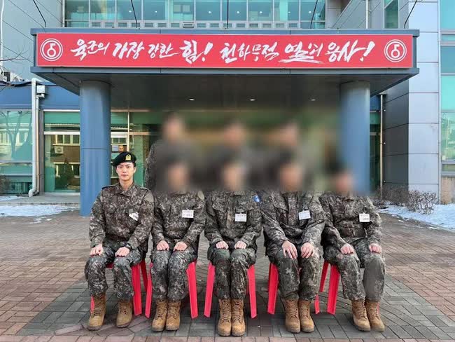 Jin BTS 'khoe dáng' người lính oai phong trong quân ngũ - Ảnh 4.