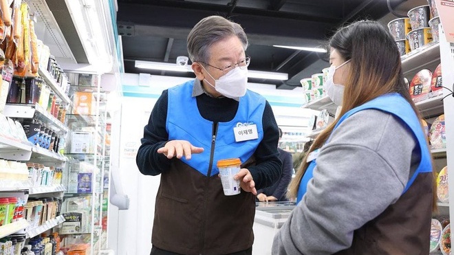 Hàn Quốc: Người trẻ muốn nghỉ hưu sớm, người già chật vật đi làm bồi bàn, bán hàng thuê để kiếm thêm thu nhập