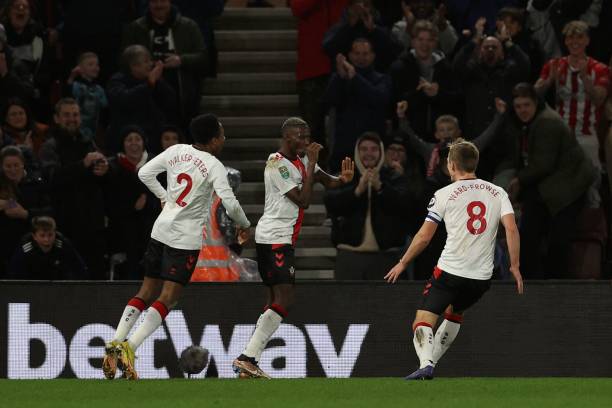 Southampton đánh bại Man City 2-0 ở tứ kết cúp Liên đoàn