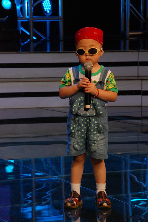 "Thần đồng nhảy" của Trung Quốc 3 tuổi kiếm được cả tỷ đồng, nhưng càng lớn càng hỗn láo, ngỗ ngược: Cuộc sống hiện tại ra sao? - Ảnh 1.